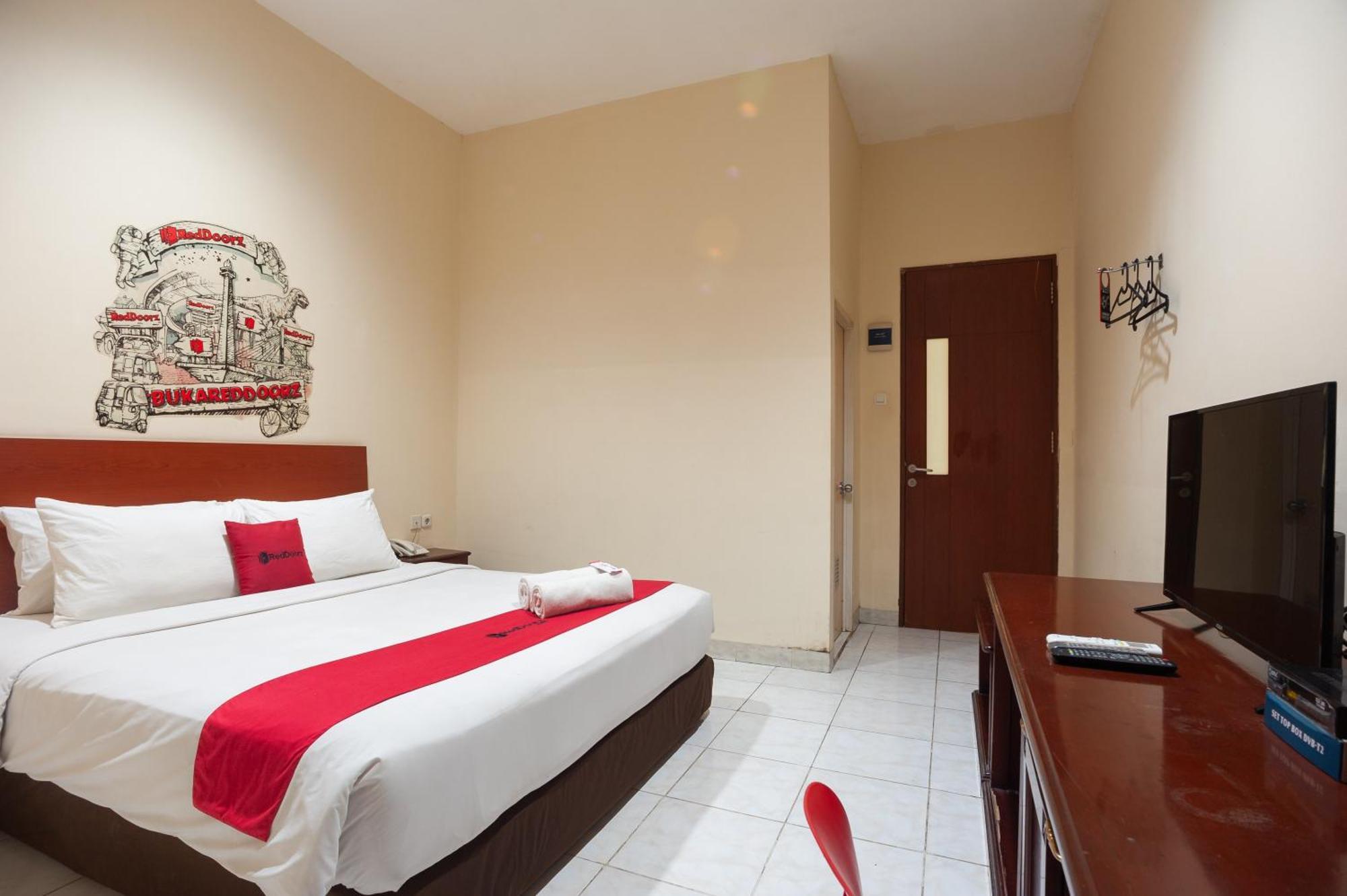 Reddoorz Plus Near Plaza Blok M Джакарта Экстерьер фото