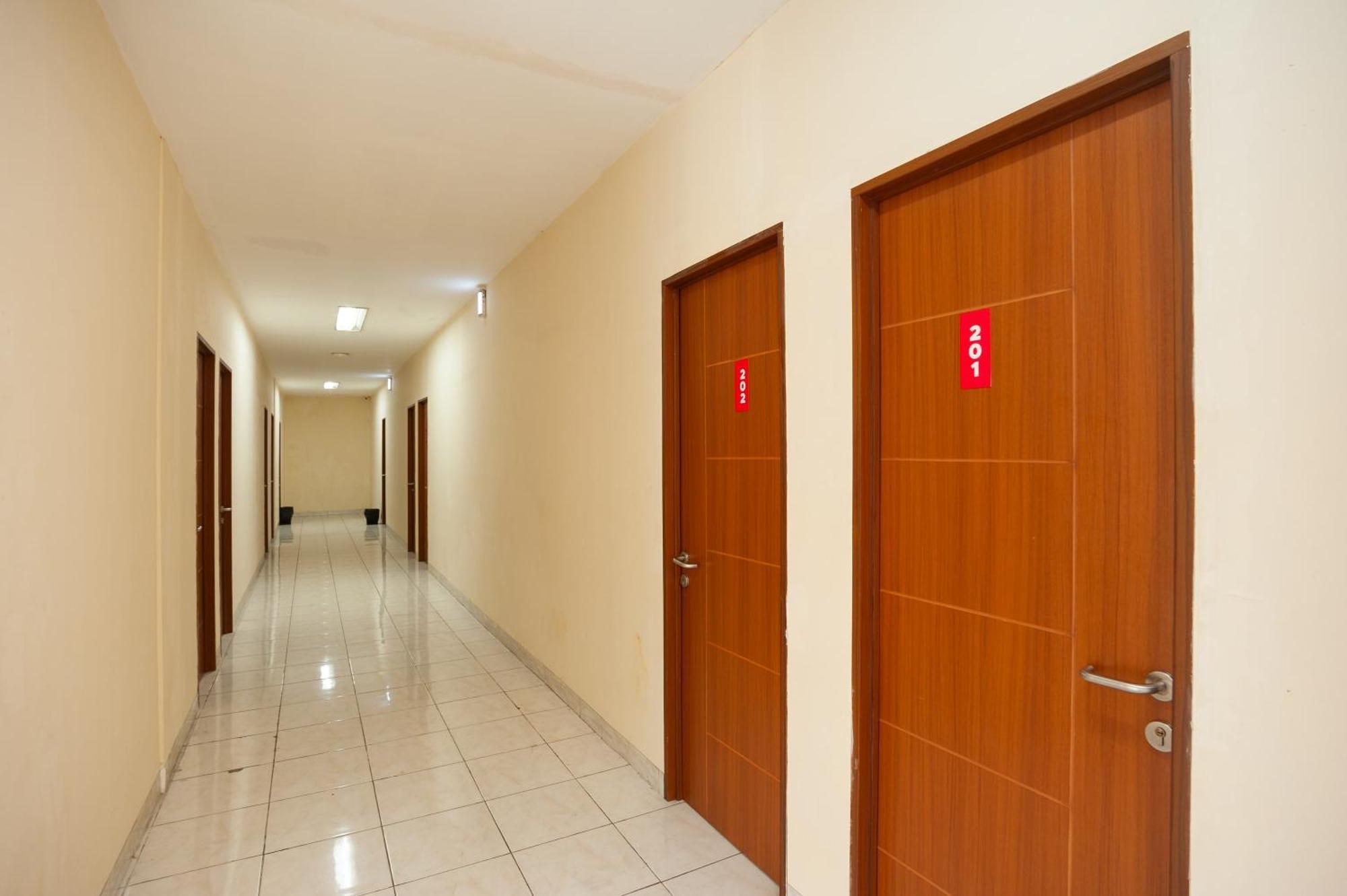 Reddoorz Plus Near Plaza Blok M Джакарта Экстерьер фото