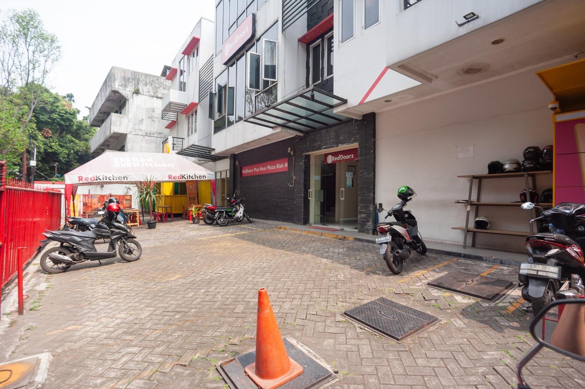 Reddoorz Plus Near Plaza Blok M Джакарта Экстерьер фото