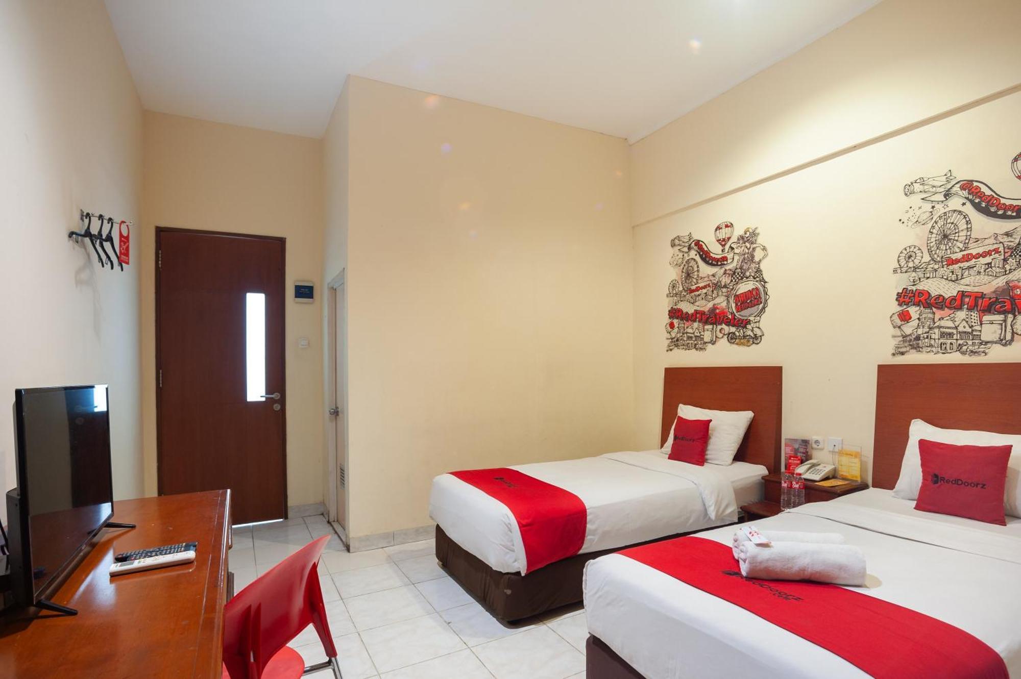 Reddoorz Plus Near Plaza Blok M Джакарта Экстерьер фото
