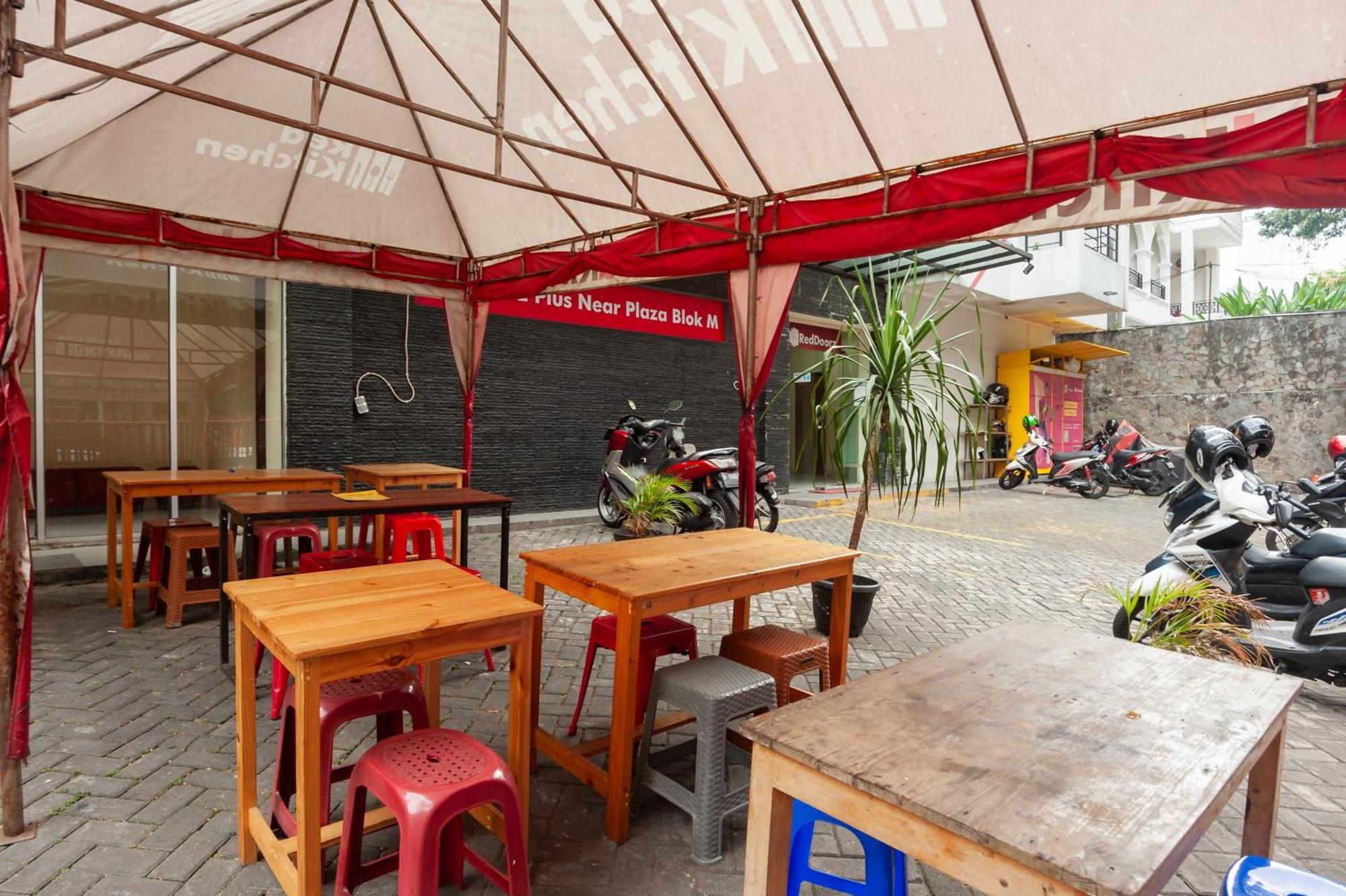 Reddoorz Plus Near Plaza Blok M Джакарта Экстерьер фото